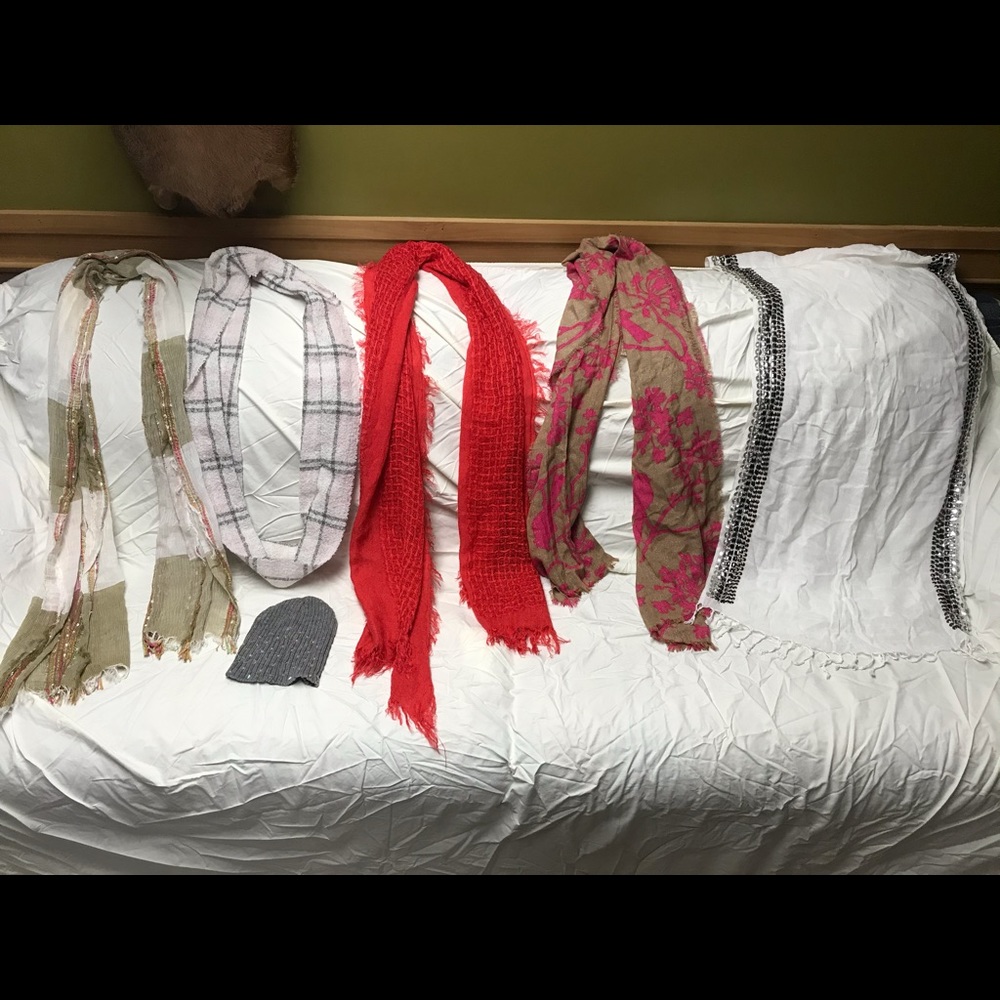 Women’s scarf lot